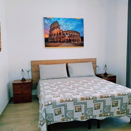 Un Passo Dal Mare Bed & Breakfast Fiumicino Exterior photo A bedroom