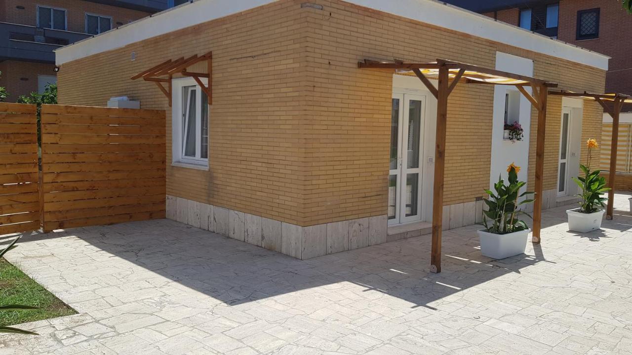 Un Passo Dal Mare Bed & Breakfast Fiumicino Exterior photo A small house in Spain