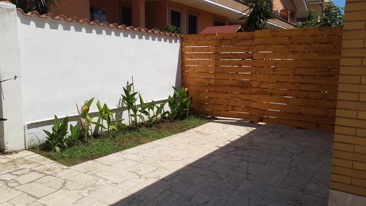 Un Passo Dal Mare Bed & Breakfast Fiumicino Exterior photo A garden in the city of Fortaleza, Brazil