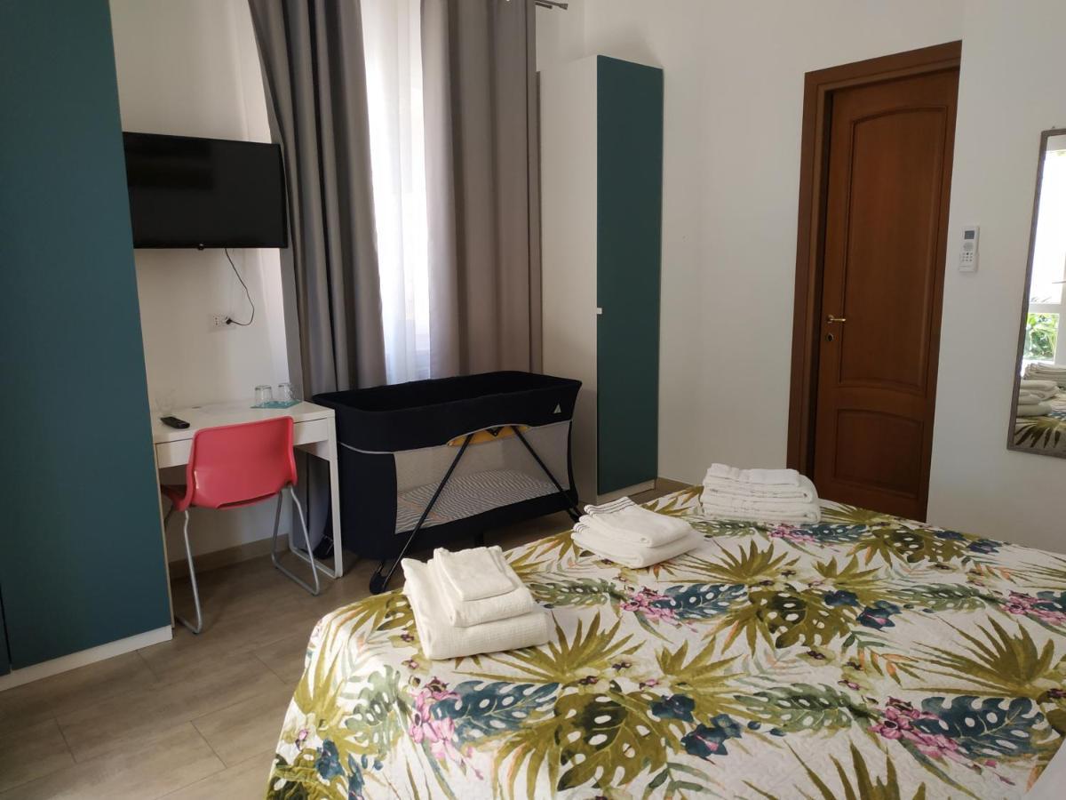 Un Passo Dal Mare Bed & Breakfast Fiumicino Exterior photo A room at the hotel