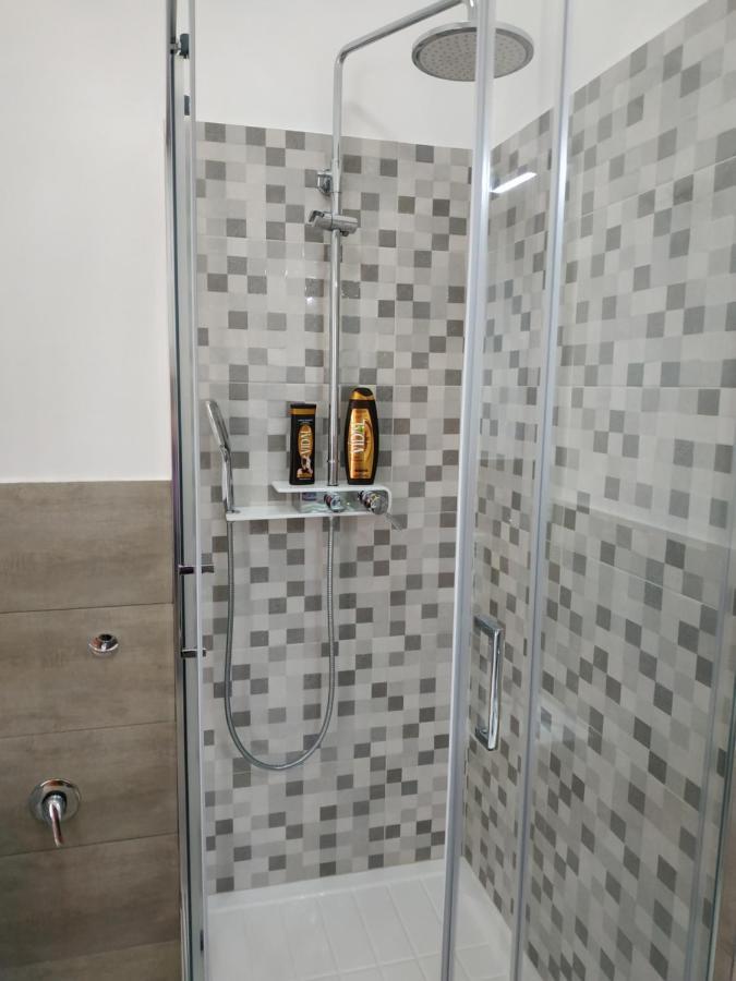 Un Passo Dal Mare Bed & Breakfast Fiumicino Exterior photo A shower